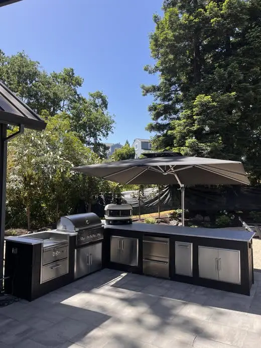 Custom outdoor kitchen and patio living space design by Keystone Yards in Napa, CA.