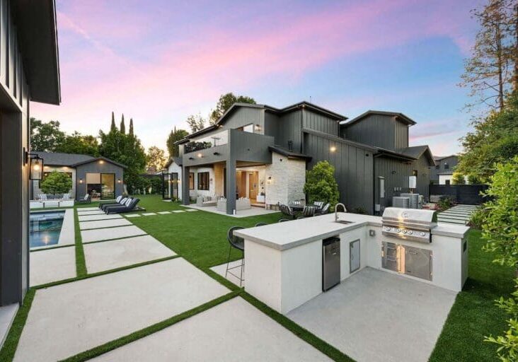 building custom outdoor kitchens